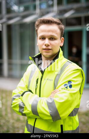 Ebersberg, Germania. 14 maggio 2021. Liam Klages, capo del Centro vaccinazioni di Ebersberg, guarda alla telecamera durante un appuntamento con la stampa. Durante la visita, il ministro impara a conoscere l'esperienza del centro di vaccinazione con il concetto di passaporto di vaccinazione digitale "passaporto sanitario digitale vivo". Credit: Attias Balk/dpa/Alamy Live News Foto Stock