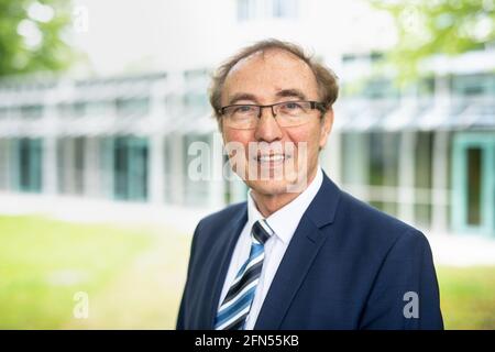 Ebersberg, Germania. 14 maggio 2021. Martin Behmann, Managing Director del fornitore di servizi Alive-Service GmbH e sviluppatore del concetto di passaporto per la vaccinazione digitale "Alive Digital Health Pass", guarda alla telecamera durante una visita ministeriale al centro di vaccinazione di Ebersberg. Durante la visita, il ministro apprende le esperienze del centro di vaccinazione con il concetto di passaporto di vaccinazione digitale "Alive Digital Health Pass". Credit: Attias Balk/dpa/Alamy Live News Foto Stock