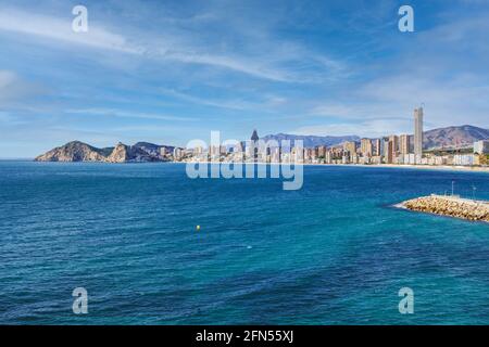 Vista panoramica sulla Playa de Poniente a Benidorm, famosa località turistica della costa mediterranea della Spagna Foto Stock