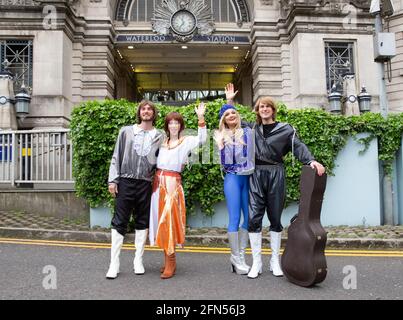 Londra, Regno Unito. 14 maggio 2021. 47 anni dopo il trionfo di 'Waterloo' al concorso Eurovision Song, il cast di 'ABBA MANIA' si prepara per il ritorno del West End allo Shaftesbury Theatre di questo mese. I teatri saranno riaperti dal 17 maggio. Il cast, (da sinistra a destra) Loucas Hajiantoni, JoJo Desmond, Rhiannon Porter e Edward Handoll posa per le foto fuori dalla stazione di Waterloo. Credit: Mark Thomas/Alamy Live News Foto Stock