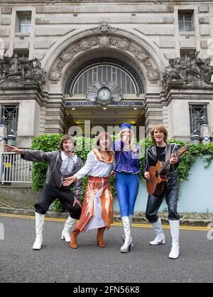 Londra, Regno Unito. 14 maggio 2021. 47 anni dopo il trionfo di 'Waterloo' al concorso Eurovision Song, il cast di 'ABBA MANIA' si prepara per il ritorno del West End allo Shaftesbury Theatre di questo mese. I teatri saranno riaperti dal 17 maggio. Il cast, (da sinistra a destra) Loucas Hajiantoni, JoJo Desmond, Rhiannon Porter e Edward Handoll posa per le foto fuori dalla stazione di Waterloo. Credit: Mark Thomas/Alamy Live News Foto Stock