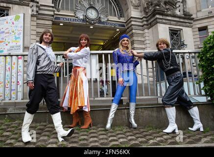 Londra, Regno Unito. 14 maggio 2021. 47 anni dopo il trionfo di 'Waterloo' al concorso Eurovision Song, il cast di 'ABBA MANIA' si prepara per il ritorno del West End allo Shaftesbury Theatre di questo mese. I teatri saranno riaperti dal 17 maggio. Il cast, (da sinistra a destra) Loucas Hajiantoni, JoJo Desmond, Rhiannon Porter e Edward Handoll posa per le foto fuori dalla stazione di Waterloo. Credit: Mark Thomas/Alamy Live News Foto Stock