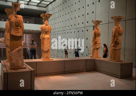 Athen, Grecia. 14 maggio 2021. La gente visita il Museo dell'Acropoli il giorno prima dell'apertura ufficiale della stagione turistica in Grecia. Credit: Angelos Tzortzinis/dpa/Alamy Live News Foto Stock