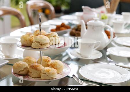 Tè pomeridiano UK; set da tavolo con Bone china, focaccine e servizio di tè per il tradizionale tè pomeridiano inglese, Suffolk UK Foto Stock