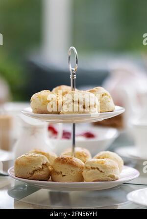 Gli scones servivano per un tradizionale tè pomeridiano inglese con servizio di tè Bone china e tavolo posato; Inghilterra UK Foto Stock