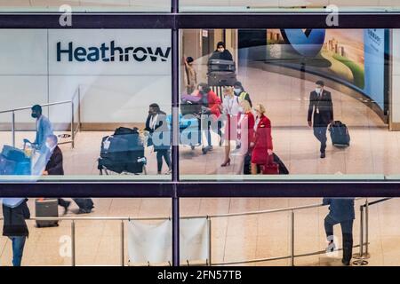 Londra, Regno Unito. 13 maggio 2021. Le persone continuano a volare via Heathrow, ma le restrizioni in corso per la quarantena per i viaggi internazionali da una lista rossa di paesi significa che alcuni finiscono negli hotel vicino all'aeroporto per 10 giorni. Credit: Guy Bell/Alamy Live News Foto Stock