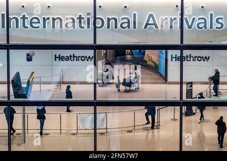 Londra, Regno Unito. 13 maggio 2021. Le persone continuano a volare via Heathrow, ma le restrizioni in corso per la quarantena per i viaggi internazionali da una lista rossa di paesi significa che alcuni finiscono negli hotel vicino all'aeroporto per 10 giorni. Credit: Guy Bell/Alamy Live News Foto Stock