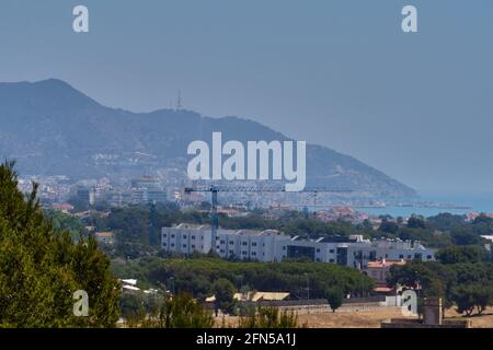 Fantastica vista sulla città di Sitges, in Spagna, in una soleggiata giornata di primavera Foto Stock