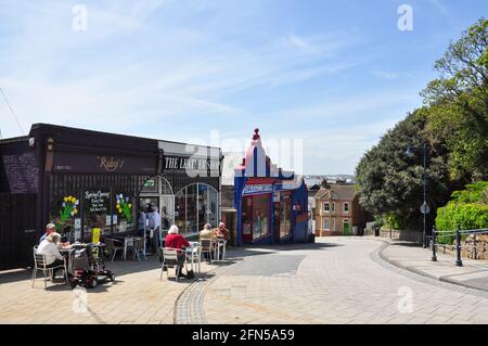 Ristoranti e negozi in cima a Bent Hill, Felixstowe, Suffolk, Inghilterra, Regno Unito Foto Stock