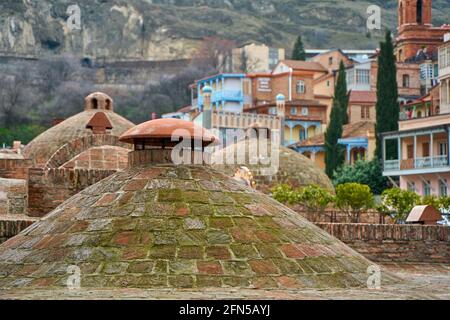 Popolare punto di riferimento della città di Tbilisi. Antico complesso sotterraneo di bagni di zolfo. Foto Stock