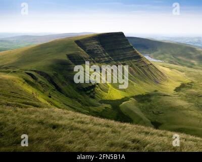 Picws Du sulla scarpata dei tifosi di Carmarthen da fan Foel nel Bannau Brycheiniog (Brecon Beacons) National Park, Carmarthenshire, Galles del Sud. Foto Stock