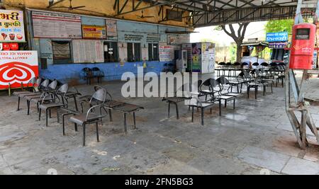 Beawar, Rajasthan, India, 13 maggio 2021: La biglietteria e la sala d'attesa si disertano presso la stazione degli autobus delle strade durante il blocco COVID-19 tra l'aumento dei casi di coronavirus a Beawar. Credit: Sumit Saraswat/Alamy Live News Foto Stock