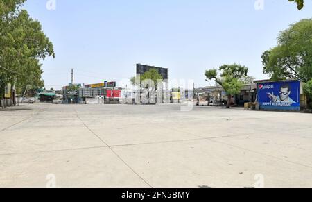 Beawar, Rajasthan, India, 13 maggio 2021: Gli autobus delle strade bloccati in deposito presso la stazione degli autobus durante il blocco COVID-19 imposto dal governo in mezzo all'aumento dei casi di coronavirus, a Beawar. Credit: Sumit Saraswat/Alamy Live News Foto Stock