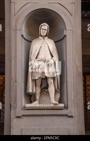 Statua di Giotto di Bondone all'esterno dell'iconica Galleria degli Uffizi A Firenze (Firenze) Italia Foto Stock