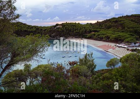 Vista panoramica su una spiaggia vuota di Fetovaia, Isola d'Elba, Toscana, Italia al tramonto Foto Stock