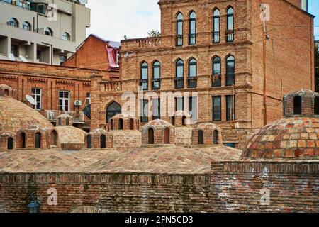 Popolare punto di riferimento della città di Tbilisi. Antico complesso sotterraneo di bagni di zolfo. Foto Stock