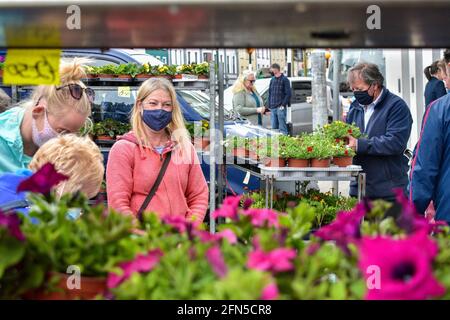Bantry, West Cork, Irlanda. 14 maggio 2021. Il mercato cittadino di Bantry era occupato oggi come viaggio intercontea per motivi non essenziali è stato restituito. Credit: Bantry Media/Alamy Live News Foto Stock