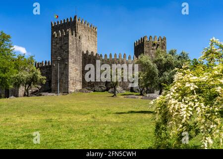 Die alte romanische Burg von Guimaraes, Portogallo, Europa | fortezza medievale Castello di Guimaraes, Guimaraes, Portogallo, Europa Foto Stock