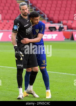 AJAX, OLANDA - MAGGIO 13: Portiere Thorsten Kirschbaum di VVV Venlo e Georgios Giakoumakis di VVV Venlo sguardo espulso dopo essere stato relegato da Foto Stock