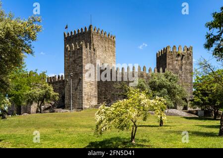 Die alte romanische Burg von Guimaraes, Portogallo, Europa | fortezza medievale Castello di Guimaraes, Guimaraes, Portogallo, Europa Foto Stock