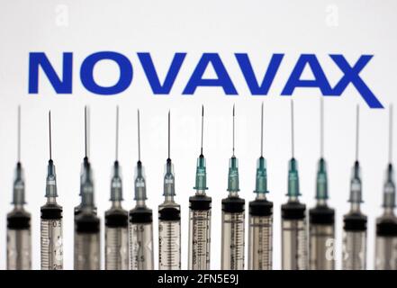 Kiev, Ucraina. 13 maggio 2021. Le siringhe mediche sono raffigurate davanti al logo Novavax in questa illustrazione, presa a Kiev, Ucraina il 13 maggio 2021. L'Organizzazione Mondiale della Sanità ha approvato per l'uso di emergenza del vaccino cinese Sinopharm COVID-19 coronavirus, e in totale, CHE ha ora registrato 6 vaccini per SARS-COV-2, come media riferito. (Foto di Alex Chitaro/Sipa USA) Credit: Sipa USA/Alamy Live News Foto Stock