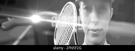 Composizione di ritratto di donna che gioca a tennis su luce incandescente in bianco e nero Foto Stock