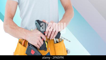 Sezione centrale del pratico trapano di tenuta uomo su blu e bianco strisce Foto Stock