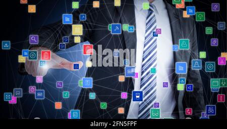 Composizione di touchscreen uomo d'affari con rete di icone digitali Foto Stock