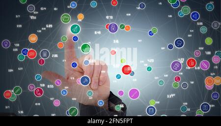 Composizione di touchscreen uomo d'affari con rete di icone digitali Foto Stock