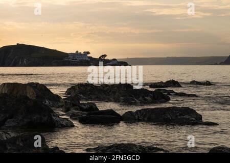 Vista verso Burgh Island da Bantham Beach, Devon, Inghilterra. Foto Stock