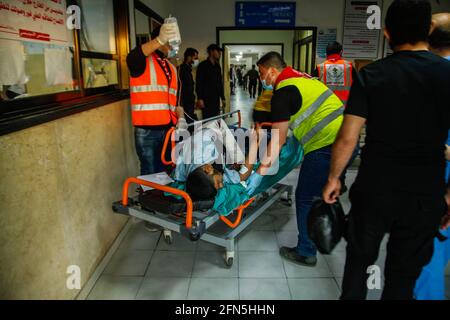 Gaza, Palestina. 13 maggio 2021. Le squadre palestinesi di difesa civile hanno partecipato ai lavori di salvataggio per recuperare un corpo dalle macerie di un edificio appartenente ad una famiglia palestinese dopo che i jet israeliani da combattimento hanno lanciato attacchi aerei che hanno distrutto un intero quartiere residenziale a Beit Lahiya, Gaza, il 13 maggio 2021. (Foto di Ramez Habboub/Pacific Press/Sipa USA) Credit: Sipa USA/Alamy Live News Foto Stock