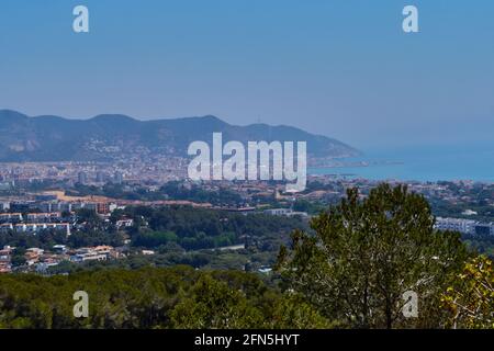 Fantastica vista sulla città di Sitges, in Spagna, in una soleggiata giornata di primavera Foto Stock