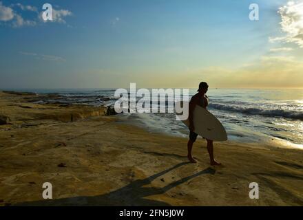 Scenico tramonto con un surfista sulla costa di la Jolla Tide Pools a San Diego, California del Sud degli Stati Uniti. Foto Stock