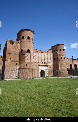 Italia, Roma, Mura Aureliane, porta Asinaria, antica porta romana Foto Stock