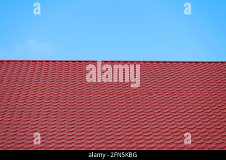 tetto in tegole rosse contro il cielo blu. Foto di alta qualità Foto Stock