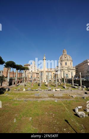 Italia, Roma, Foro di Traiano, Basilica Ulpia e colonna di Traiano Foto Stock