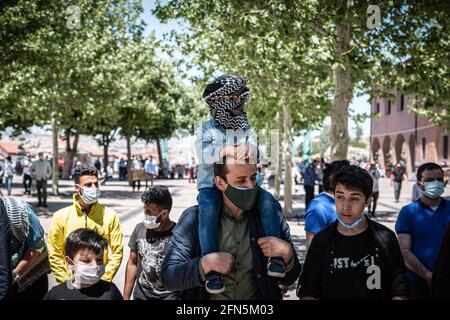 Ankara, Turchia. 14 maggio 2021. Un ragazzo che siede sulle spalle del padre ha visto nascondersi il viso, come i palestinesi durante la manifestazione. Persone si sono radunate di fronte al Hac? Moschea di Bayram Veli ad Ankara per protestare contro l'ingresso delle forze di sicurezza israeliane in Masjid al-Aqsa, che è considerato un luogo sacro per i musulmani. Credit: SOPA Images Limited/Alamy Live News Foto Stock