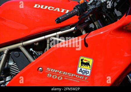 Vista ravvicinata del rosso fuoco Ducati Supersport 900SS con il motore a due valvole "Dreamdue" V-twin, come si vede in Alpine, California USA. Foto Stock