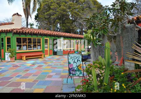 Negozi di artigianato locale allo Spanish Village Art Center, un punto di riferimento storico nel Balboa Park, San Diego California, USA. Foto Stock