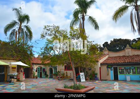 Negozi di artigianato locale allo Spanish Village Art Center, un punto di riferimento storico nel Balboa Park, San Diego California, USA. Foto Stock