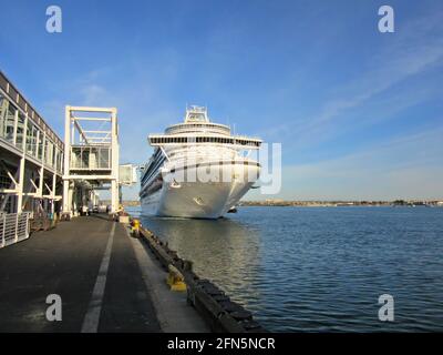 Paesaggio con una nave da crociera attraccata nella corsia ovest del 10th Avenue Cruise Ship Terminal al Porto di San Diego in California USA. Foto Stock