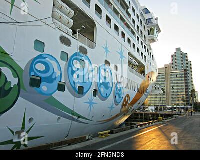 Paesaggio del tramonto con una nave da crociera attraccata al 10th Avenue Cruise Ship Terminal al Porto di San Diego in California USA. Foto Stock