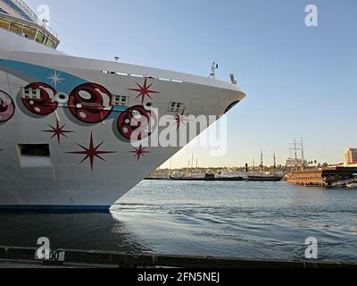 Paesaggio del tramonto con una nave da crociera attraccata al 10th Avenue Cruise Ship Terminal al Porto di San Diego in California USA. Foto Stock