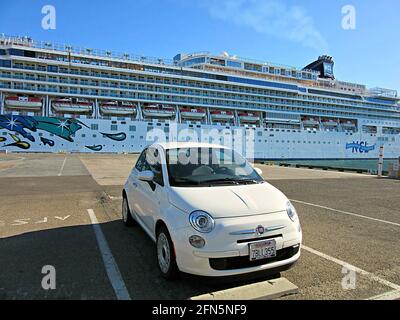 La nave da crociera norvegese Jewel attraccava nel terminal delle navi da crociera della 10th Avenue con una Fiat 500 bianca in primo piano al Porto di San Diego, USA. Foto Stock