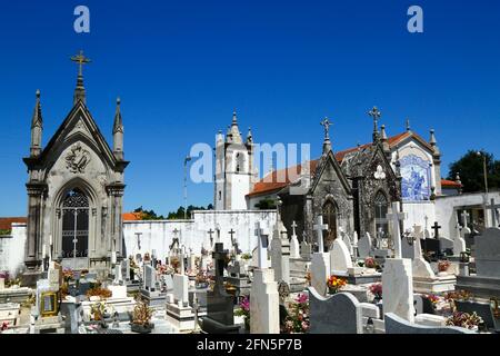 Mausolei e tombe in cimitero vicino alla chiesa di San Martinho, Freixieiro de Soutelo villaggio, Minho provincia, Portogallo Foto Stock