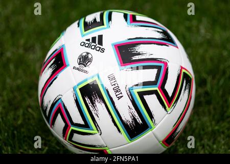 Primo piano di Adidas Uniforia, pallone ufficiale del Campionato europeo UEFA 2020 Foto Stock