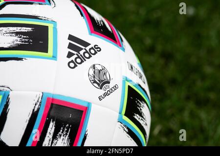 Primo piano di Adidas Uniforia, pallone ufficiale del Campionato europeo UEFA 2020 Foto Stock