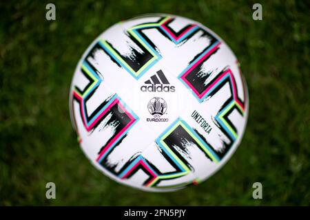 Primo piano di Adidas Uniforia, pallone ufficiale del Campionato europeo UEFA 2020 Foto Stock