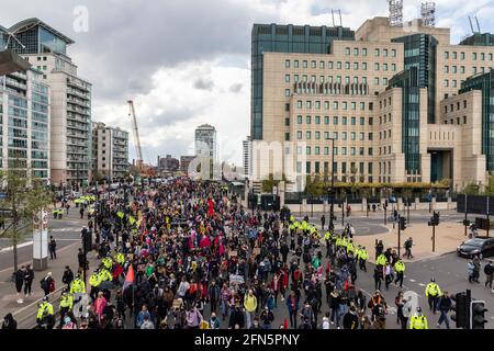 Folla di manifestanti marciano davanti all'edificio MI5 durante una protesta "Kill the Bill" contro la nuova legge di polizia, Londra, 1 maggio 2021 Foto Stock