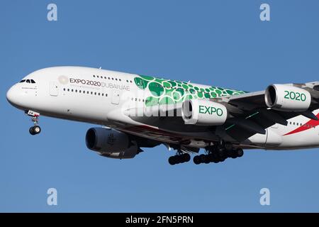 LONDRA, REGNO UNITO - 10 febbraio 2020: Emirati (EK / Emirati Arabi Uniti) in avvicinamento all'aeroporto di Londra Heathrow (EGLL/LHR) con un Airbus A380-861 A388 (A6-EEW/153). Foto Stock